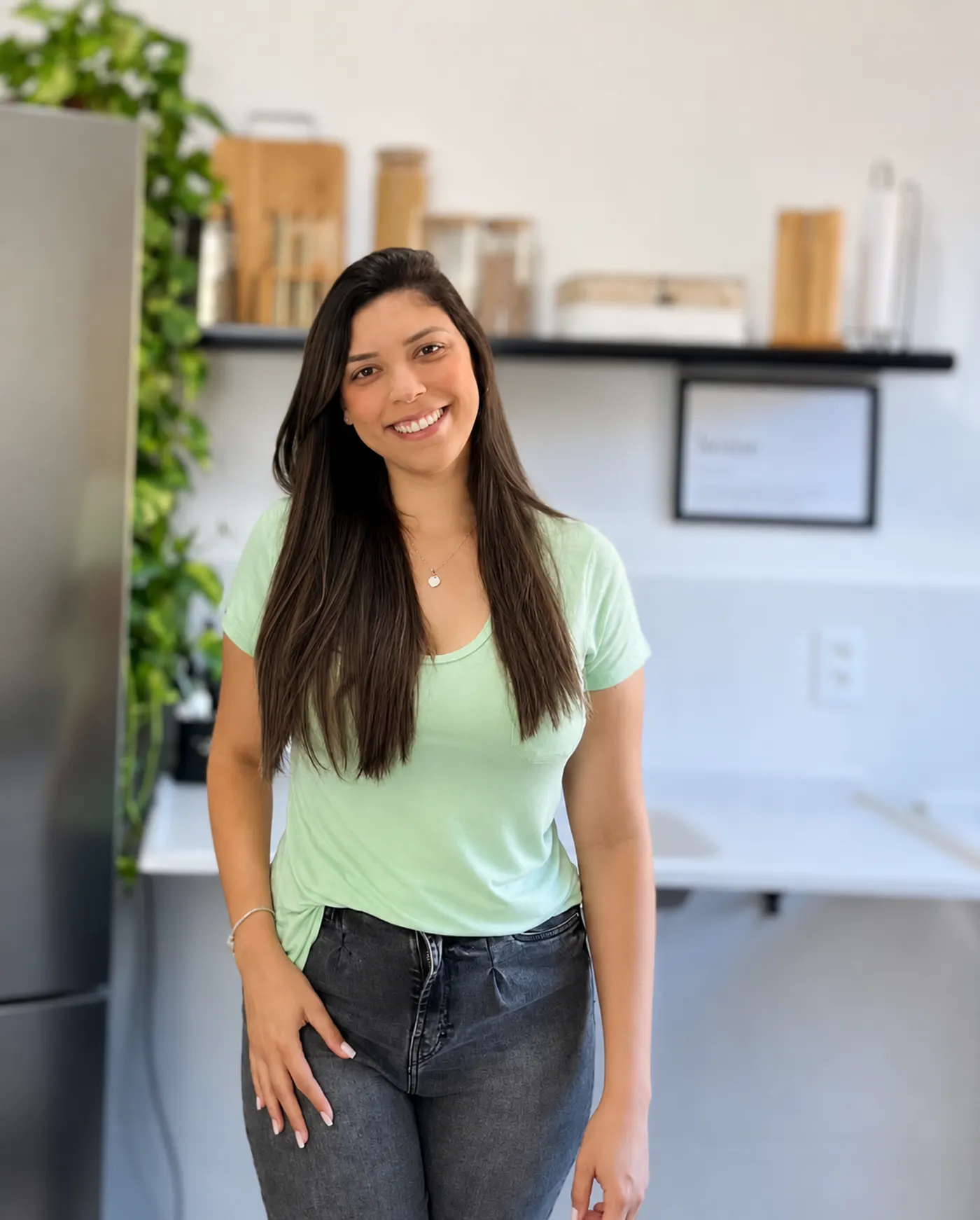 Joyce Leão sorrindo na cozinha de casa